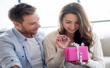 دور الهدايا في تعزيز الحبّ بين الزوجين